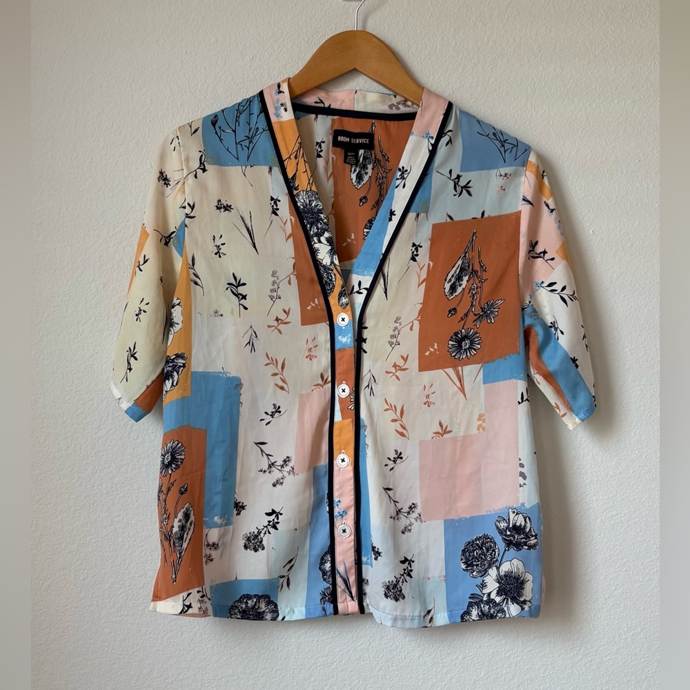 Room Service Short Sleeved Floral Pattern Button Up Pajama Top size XSmall